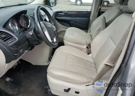 2015 Chrysler Town & Country Touring z USA, uszkodzony, nr VIN 2C4RC1BG2FR629921